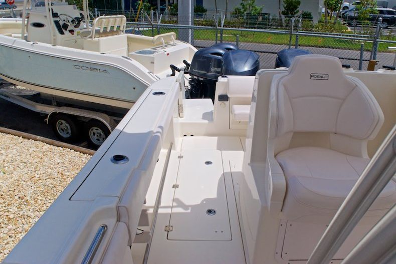 Thumbnail 16 for Used 2014 Robalo R300 Center Conosle boat for sale in Miami, FL