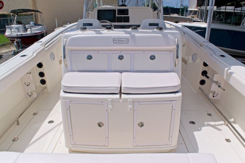Thumbnail 18 for Used 2014 Robalo R300 Center Conosle boat for sale in Miami, FL