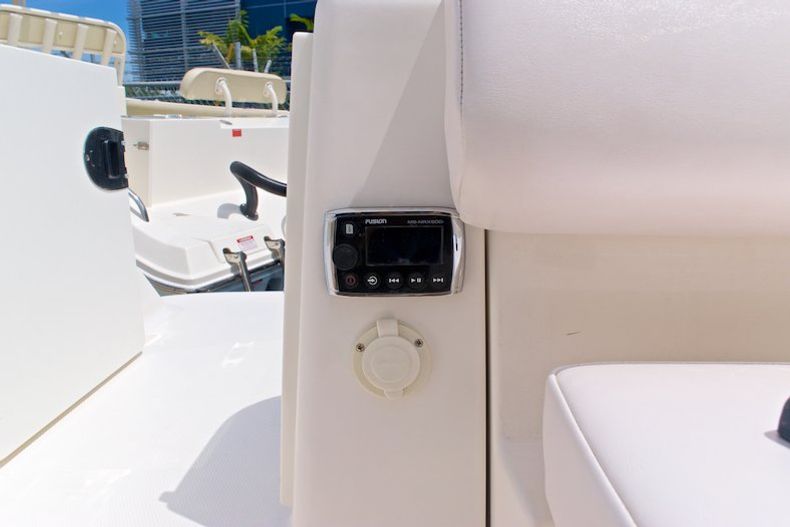 Thumbnail 21 for Used 2014 Robalo R300 Center Conosle boat for sale in Miami, FL