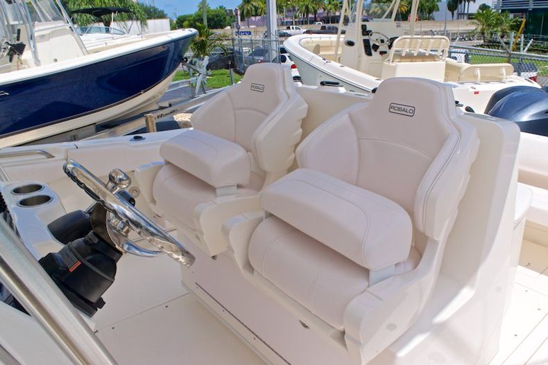 Thumbnail 29 for Used 2014 Robalo R300 Center Conosle boat for sale in Miami, FL