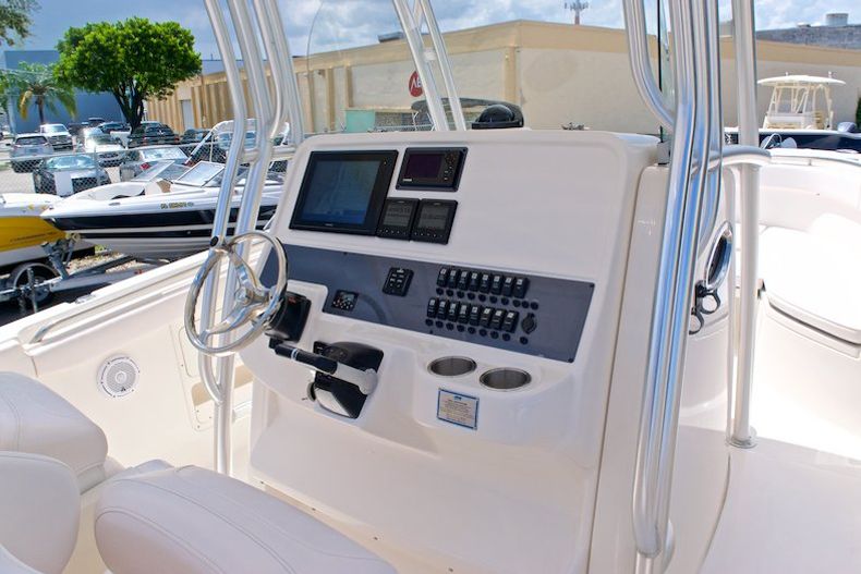Thumbnail 34 for Used 2014 Robalo R300 Center Conosle boat for sale in Miami, FL