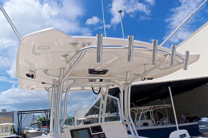 Thumbnail 37 for Used 2014 Robalo R300 Center Conosle boat for sale in Miami, FL