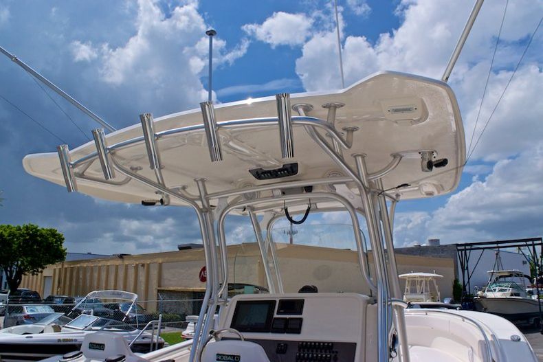 Thumbnail 38 for Used 2014 Robalo R300 Center Conosle boat for sale in Miami, FL