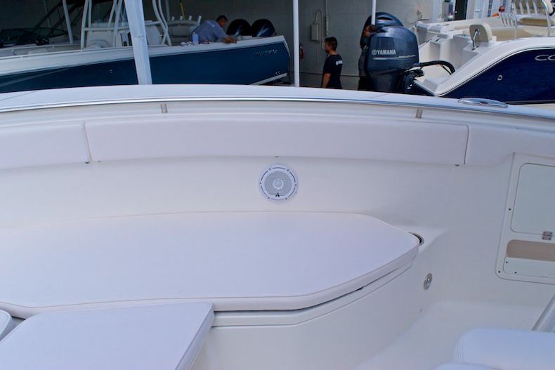 Thumbnail 66 for Used 2014 Robalo R300 Center Conosle boat for sale in Miami, FL