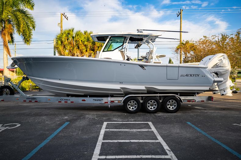 Thumbnail 4 for New 2021 Blackfin 332CC boat for sale in West Palm Beach, FL