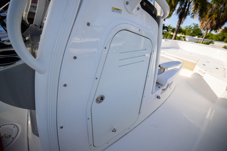Thumbnail 43 for Used 2016 Boston Whaler 270 Dauntless boat for sale in West Palm Beach, FL