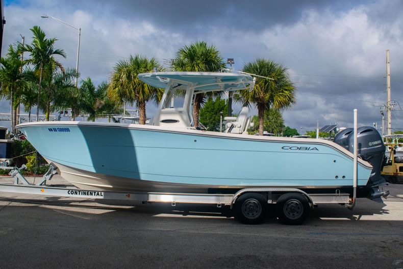 Thumbnail 4 for Used 2020 Cobia 280 CC Center Console boat for sale in Fort Lauderdale, FL