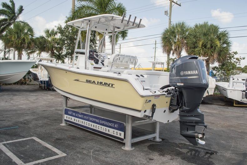 Thumbnail 4 for Used 2013 Sea Hunt 211 Ultra boat for sale in Vero Beach, FL