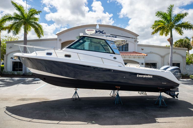Used 2009 Everglades 320EX boat for sale in West Palm Beach, FL