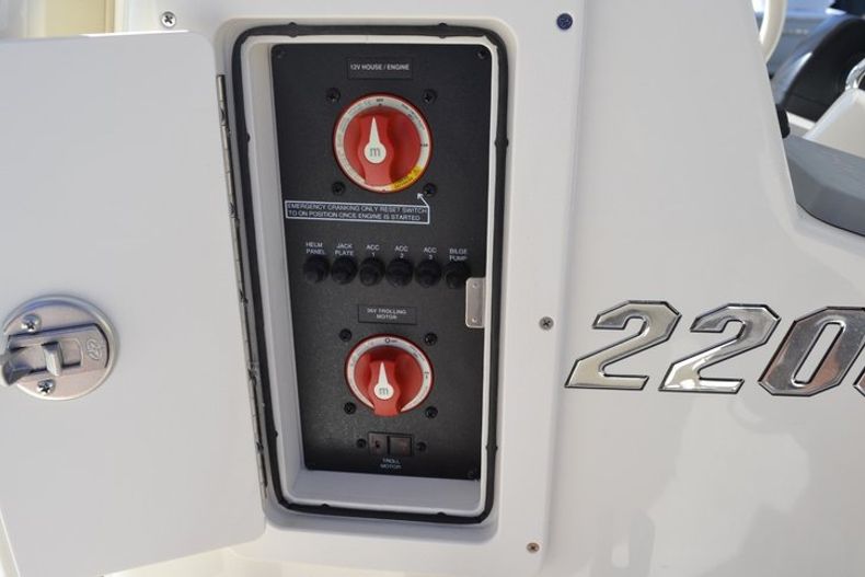 Thumbnail 15 for New 2016 Pathfinder 2200 TRS Bay Boat boat for sale in Vero Beach, FL