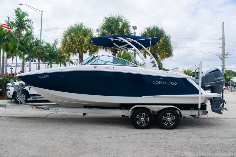 Thumbnail 4 for Used 2018 Cobalt 25SC boat for sale in Fort Lauderdale, FL