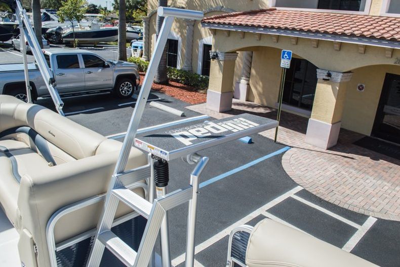 Thumbnail 27 for New 2015 Hurricane FunDeck FD 236 OB boat for sale in West Palm Beach, FL