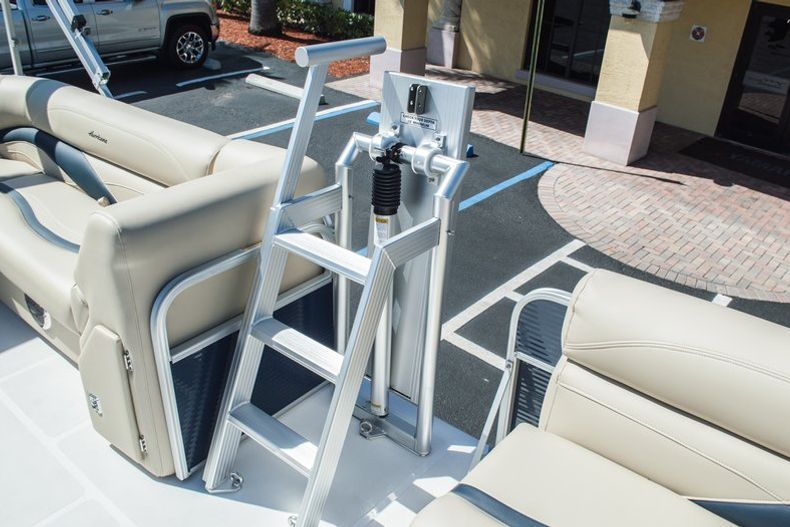Thumbnail 31 for New 2015 Hurricane FunDeck FD 236 OB boat for sale in West Palm Beach, FL