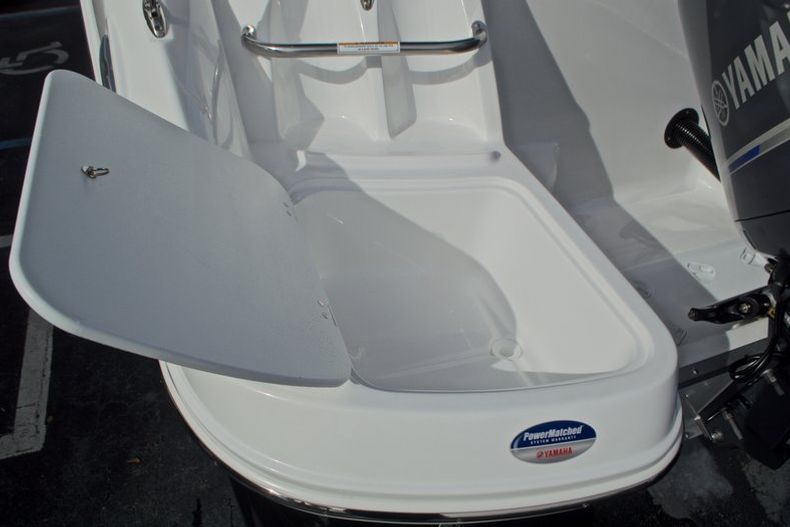 Thumbnail 11 for New 2017 Hurricane SunDeck SD 2200 DC OB boat for sale in West Palm Beach, FL