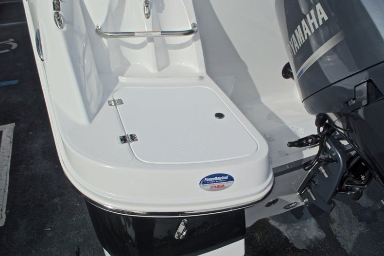 Thumbnail 10 for New 2017 Hurricane SunDeck SD 2200 DC OB boat for sale in West Palm Beach, FL
