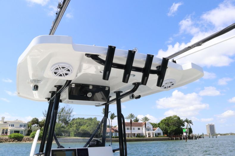 Thumbnail 9 for New 2022 Blackfin 252CC boat for sale in West Palm Beach, FL