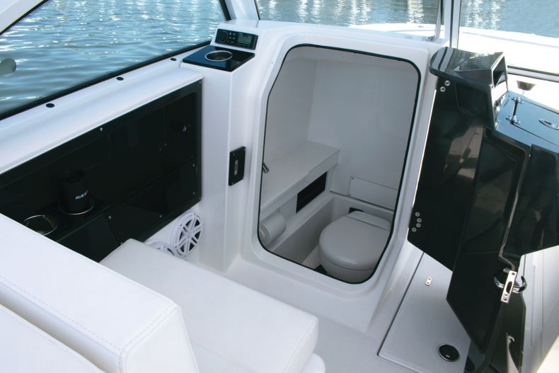 Thumbnail 4 for New 2022 Blackfin 252DC boat for sale in West Palm Beach, FL