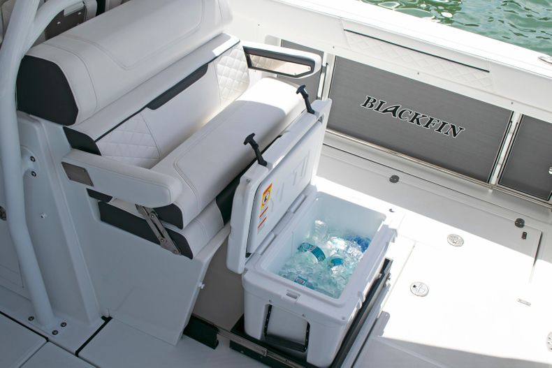 Thumbnail 14 for New 2022 Blackfin 302CC boat for sale in West Palm Beach, FL
