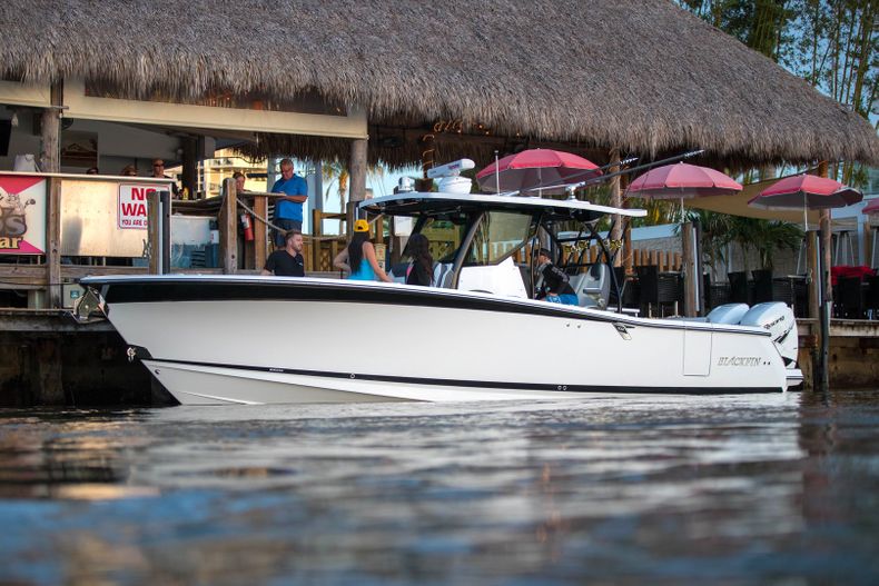 Thumbnail 4 for New 2022 Blackfin 332CC boat for sale in West Palm Beach, FL