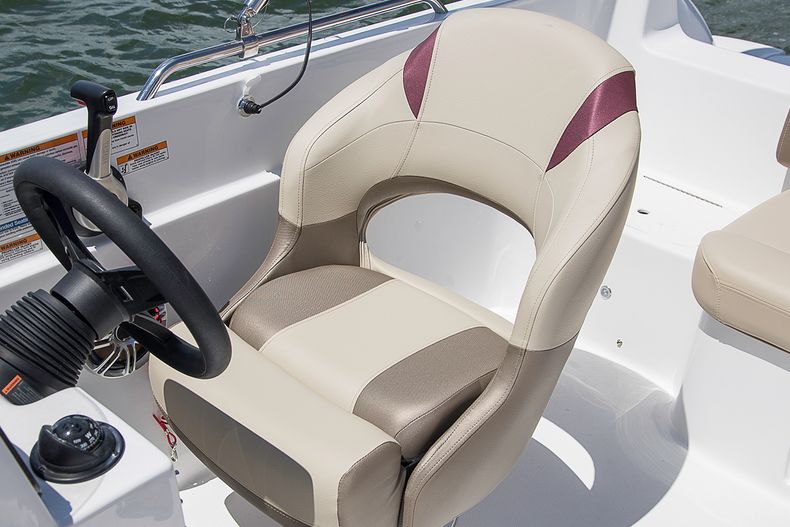 Thumbnail 3 for New 2022 Hurricane SunDeck Sport SS 201 OB boat for sale in West Palm Beach, FL