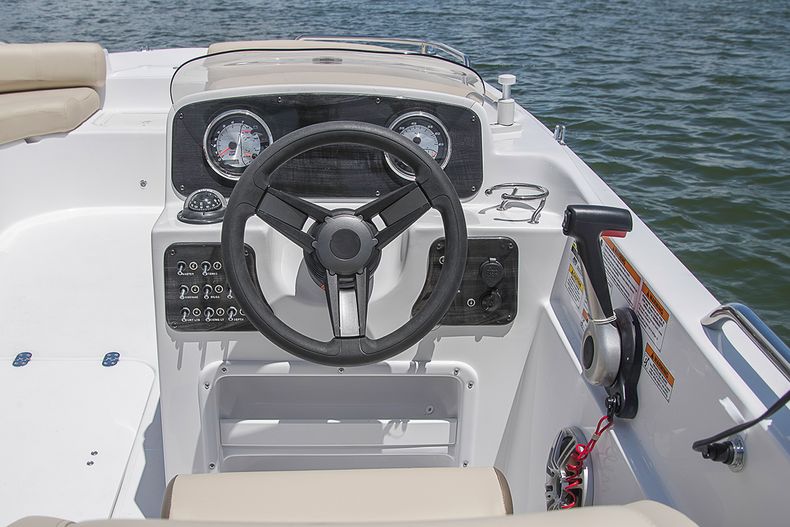 Thumbnail 5 for New 2022 Hurricane SunDeck Sport SS 201 OB boat for sale in West Palm Beach, FL