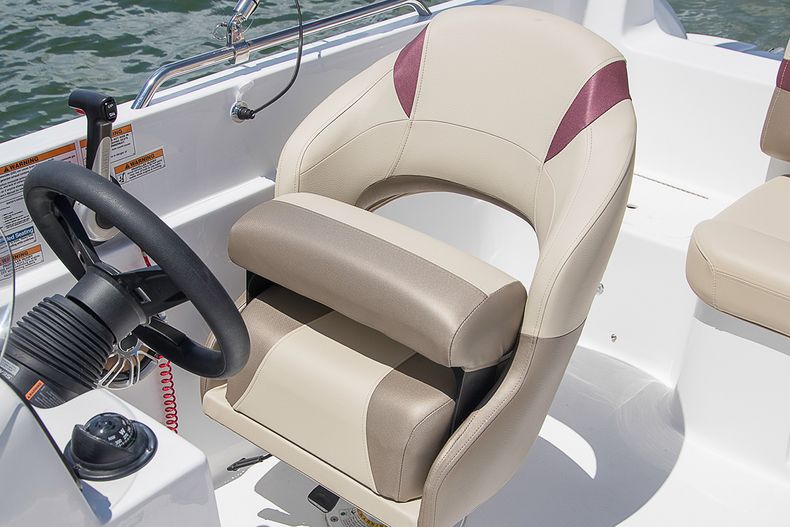 Thumbnail 4 for New 2022 Hurricane SunDeck Sport SS 201 OB boat for sale in West Palm Beach, FL
