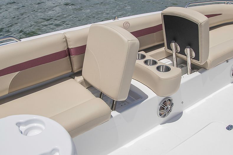 Thumbnail 6 for New 2022 Hurricane SunDeck Sport SS 201 OB boat for sale in West Palm Beach, FL