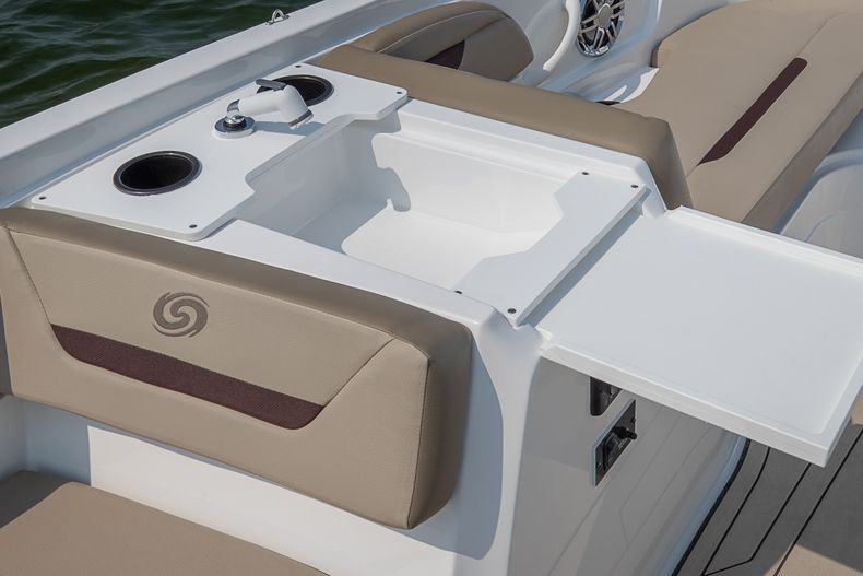 Thumbnail 4 for New 2022 Hurricane SunDeck Sport SS 205 OB boat for sale in West Palm Beach, FL
