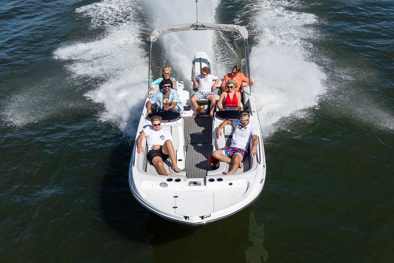 Thumbnail 4 for New 2022 Hurricane SunDeck Sport SS 218 OB boat for sale in West Palm Beach, FL