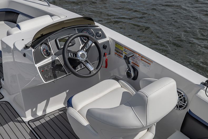 Thumbnail 6 for New 2022 Hurricane SunDeck Sport SS 192 OB boat for sale in West Palm Beach, FL