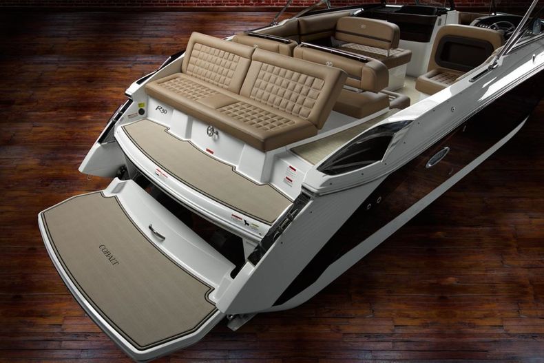 Thumbnail 31 for New 2022 Cobalt R30 boat for sale in West Palm Beach, FL