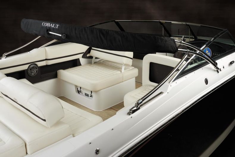Thumbnail 34 for New 2022 Cobalt R30 boat for sale in West Palm Beach, FL