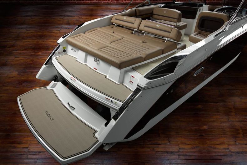 Thumbnail 32 for New 2022 Cobalt R30 boat for sale in West Palm Beach, FL