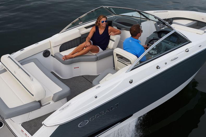 Thumbnail 4 for New 2022 Cobalt 23SC boat for sale in West Palm Beach, FL