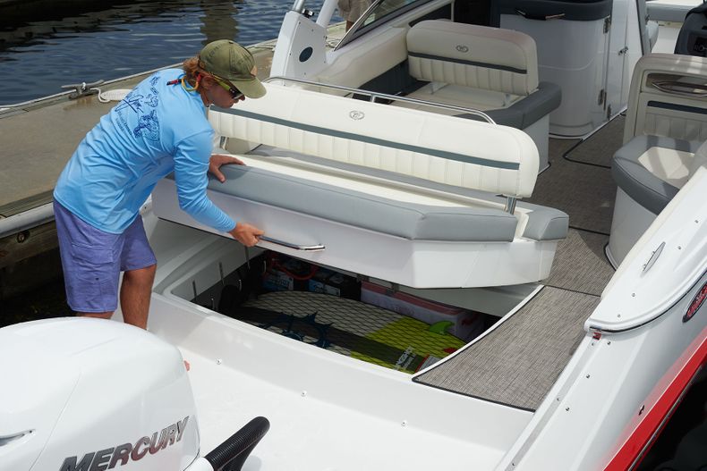 Thumbnail 13 for New 2022 Cobalt 25SC boat for sale in West Palm Beach, FL