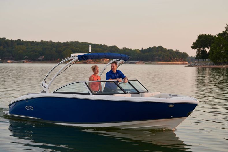 Thumbnail 10 for New 2022 Cobalt CS23 boat for sale in West Palm Beach, FL