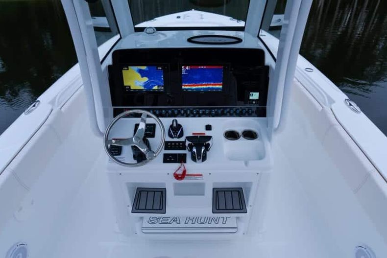 Thumbnail 8 for New 2022 Sea Hunt Ultra 305 SE boat for sale in West Palm Beach, FL