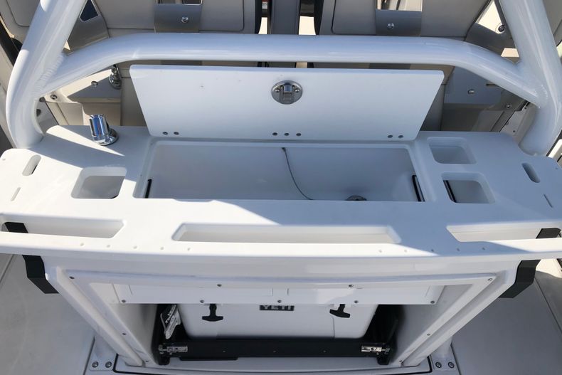 Thumbnail 13 for New 2022 Blackfin 272CC boat for sale in Fort Lauderdale, FL