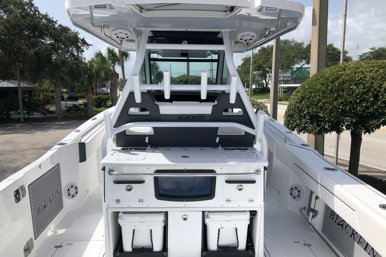 Thumbnail 11 for New 2022 Blackfin 332CC boat for sale in Vero Beach, FL