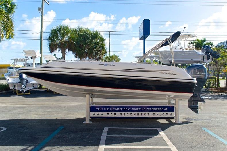 Thumbnail 4 for New 2014 Hurricane SunDeck Sport SS 201 OB boat for sale in West Palm Beach, FL