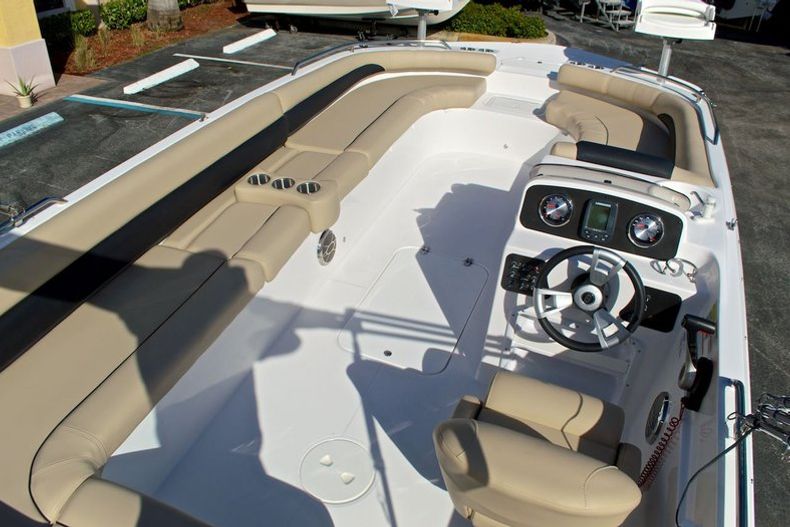 Thumbnail 21 for New 2014 Hurricane SunDeck Sport SS 201 OB boat for sale in West Palm Beach, FL
