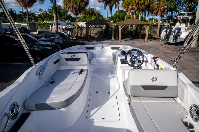 Thumbnail 8 for New 2022 Hurricane SunDeck Sport SS 185 OB boat for sale in West Palm Beach, FL