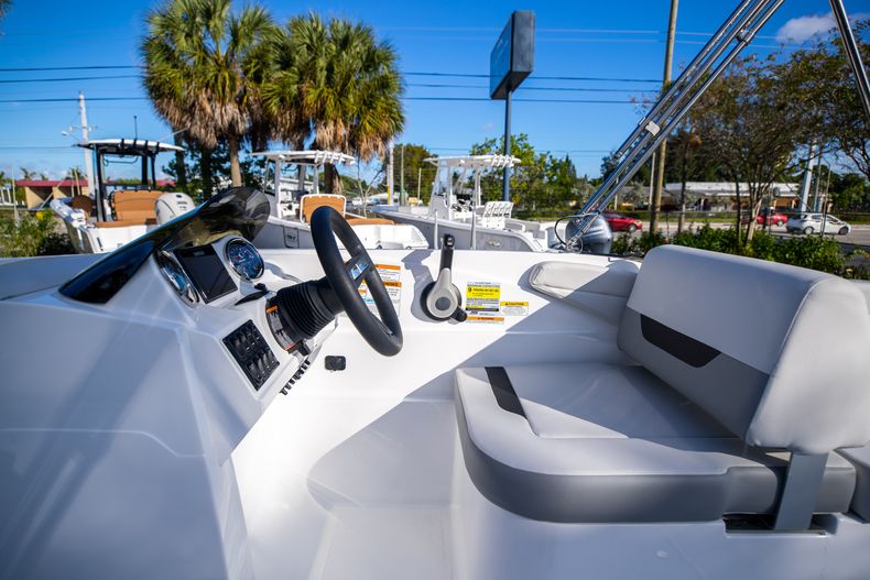 Thumbnail 15 for New 2022 Hurricane SunDeck Sport SS 185 OB boat for sale in West Palm Beach, FL