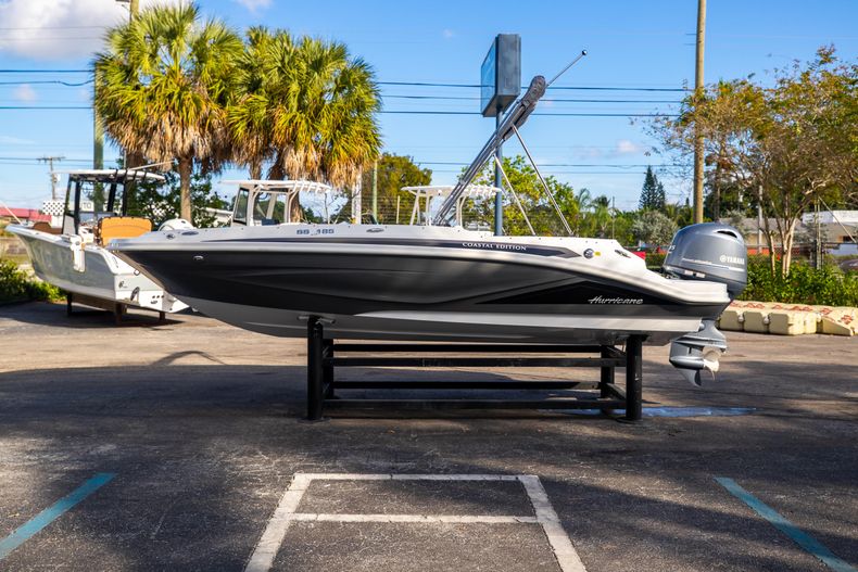 Thumbnail 4 for New 2022 Hurricane SunDeck Sport SS 185 OB boat for sale in West Palm Beach, FL