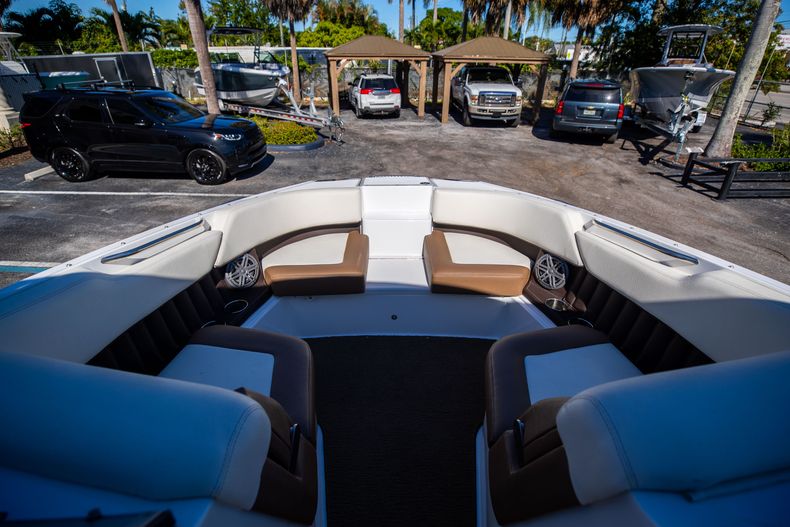 Thumbnail 37 for Used 2018 Cobalt 25SC boat for sale in West Palm Beach, FL