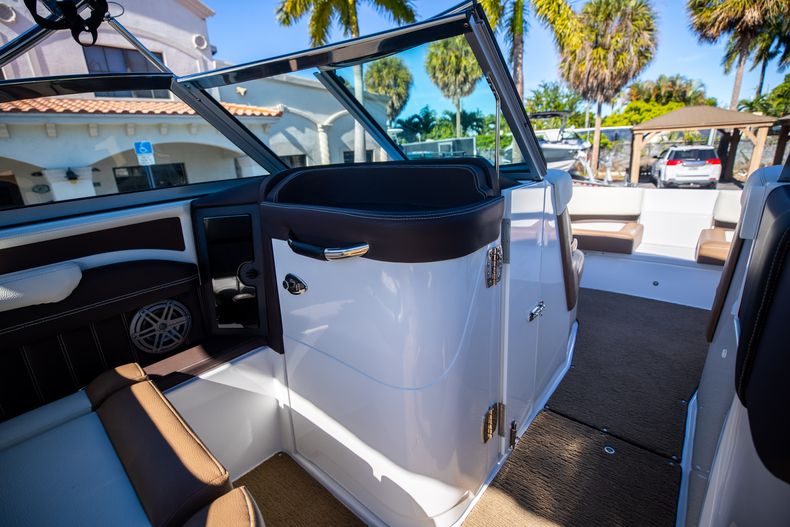 Thumbnail 31 for Used 2018 Cobalt 25SC boat for sale in West Palm Beach, FL