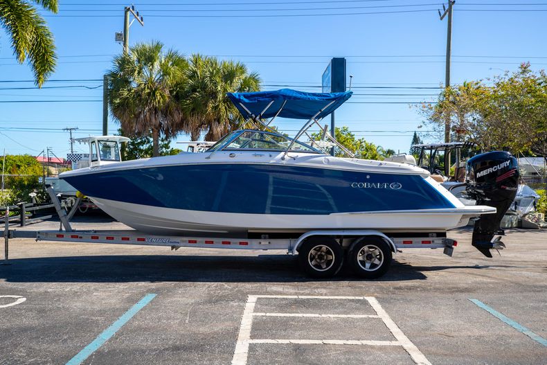Thumbnail 6 for Used 2018 Cobalt 25SC boat for sale in West Palm Beach, FL