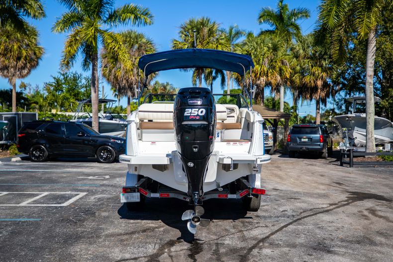 Thumbnail 9 for Used 2018 Cobalt 25SC boat for sale in Stuart, FL