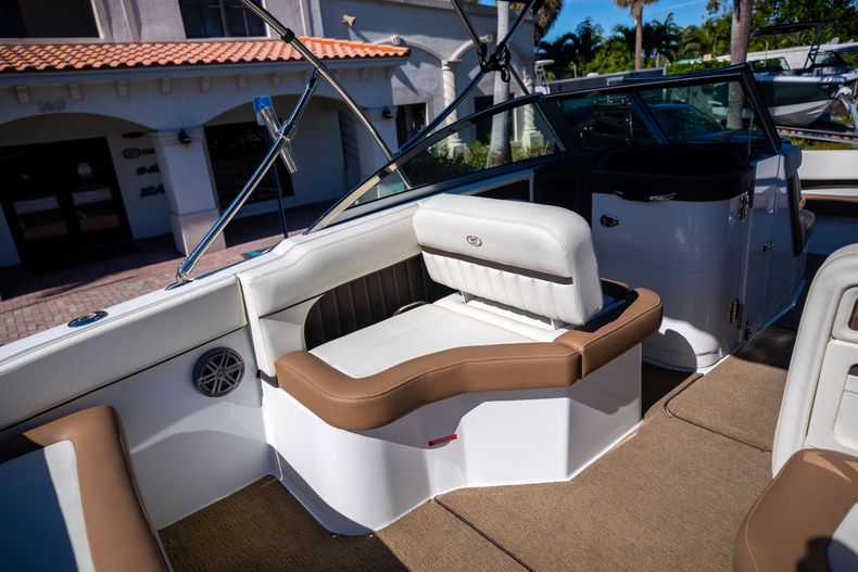 Thumbnail 20 for Used 2018 Cobalt 25SC boat for sale in Stuart, FL