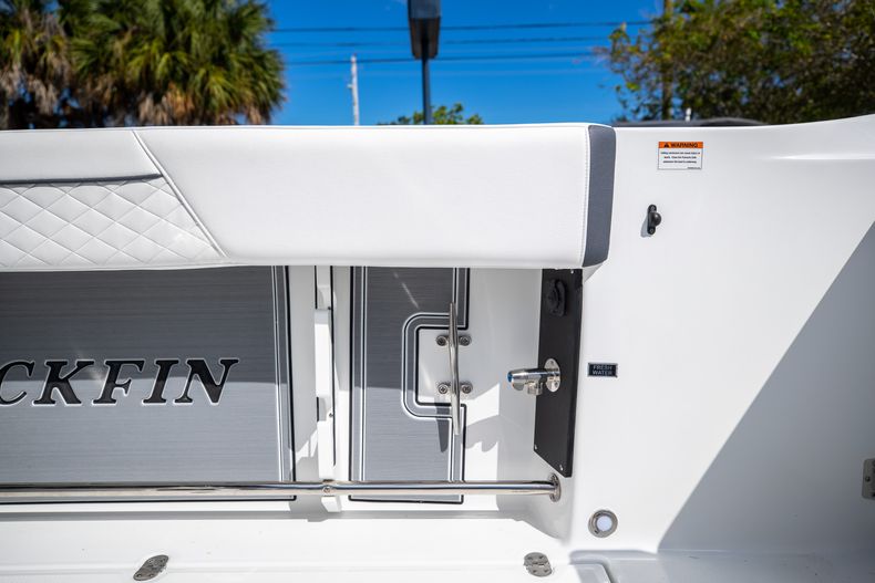 Thumbnail 18 for New 2022 Blackfin 332CC boat for sale in Fort Lauderdale, FL